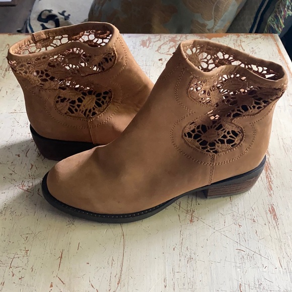 Very Volatile Shoes - Very Volatile Stevie Woman Tan Ankle Boots size 6